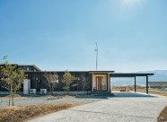 大自然にとけこむ焼杉の家