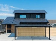 焼杉の外壁と続き土間リビングの家